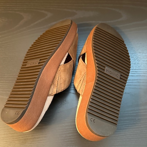 Vionic Women's Tan Brown Suede Crisscross Mules Size 6 - Picture 3 of 8